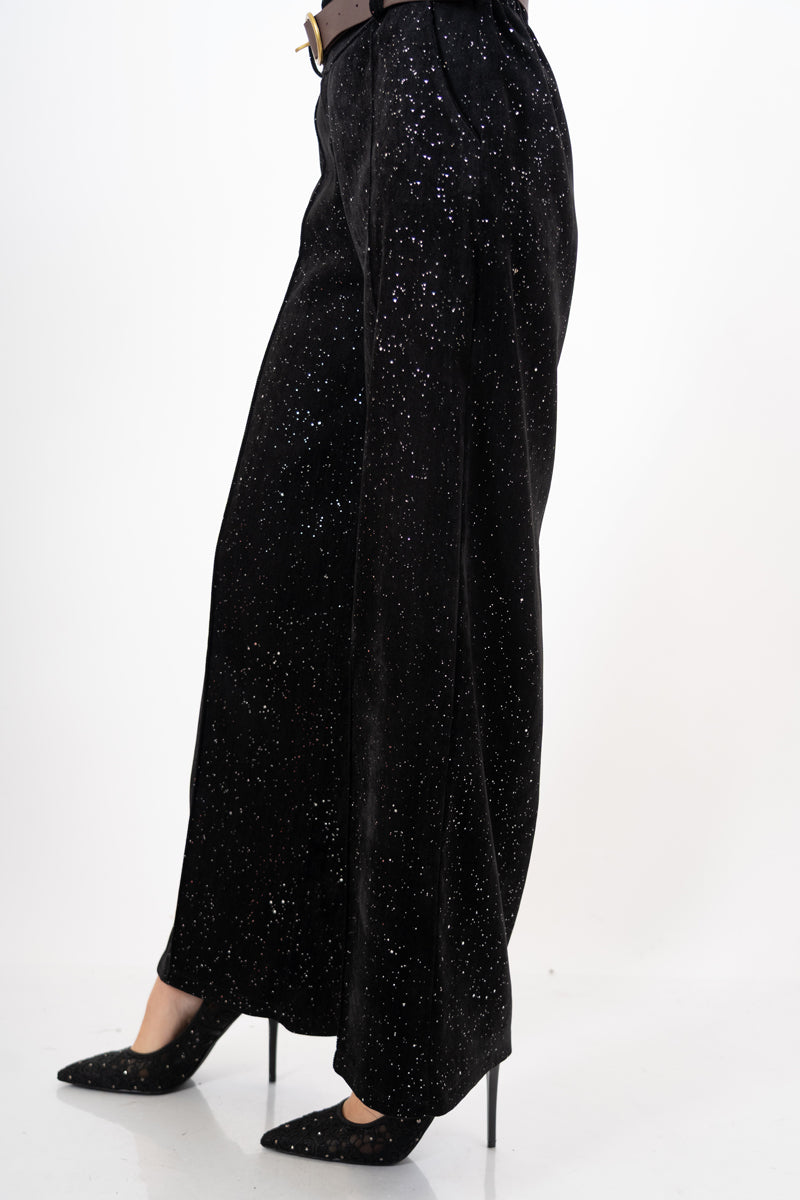 modella indossando Pantalone velluto con punti luce laminati colore