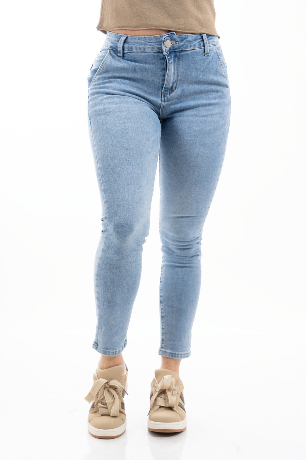 modella indossando Jeans slim fit in denim elasticizzato con tasche a filetto colore