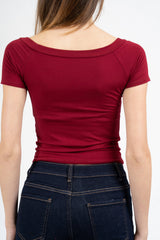 Maglia crop scollo barca in viscosa elasticizzata a manica corta.