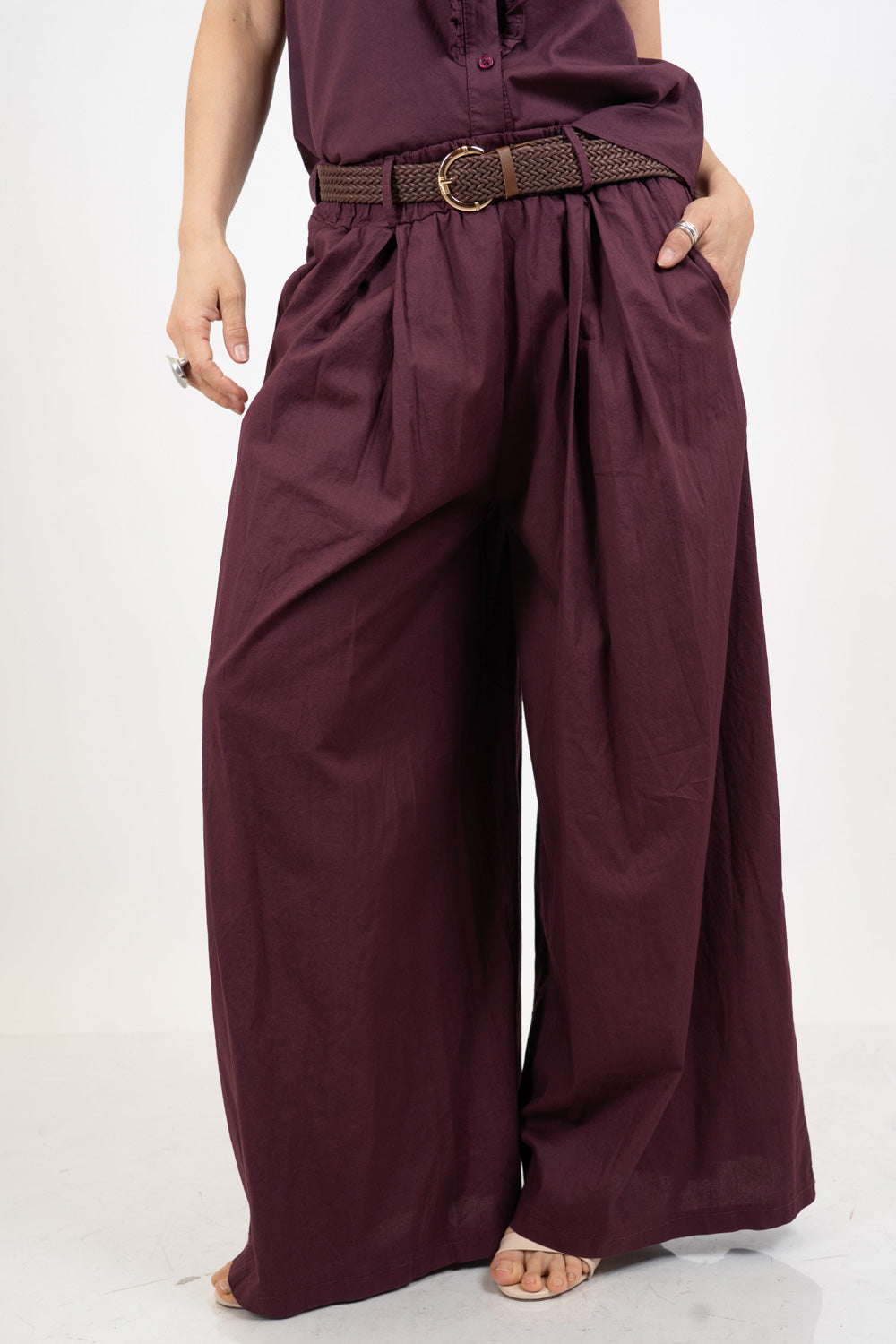 Pantalone wide leg in cotone elasticizzato con cintura intrecciata.