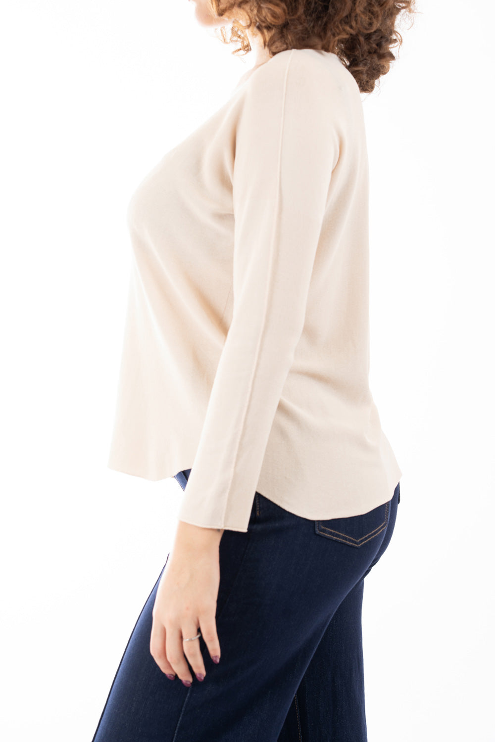 modella indossando Maglia Ampia in Misto Viscosa con Scollo Stondato colore
