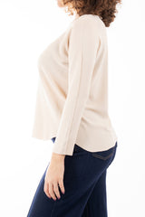 modella indossando Maglia Ampia in Misto Viscosa con Scollo Stondato colore