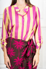 modella indossando Camicia Collo Coreana in Tencel a Righe Multicolor colore