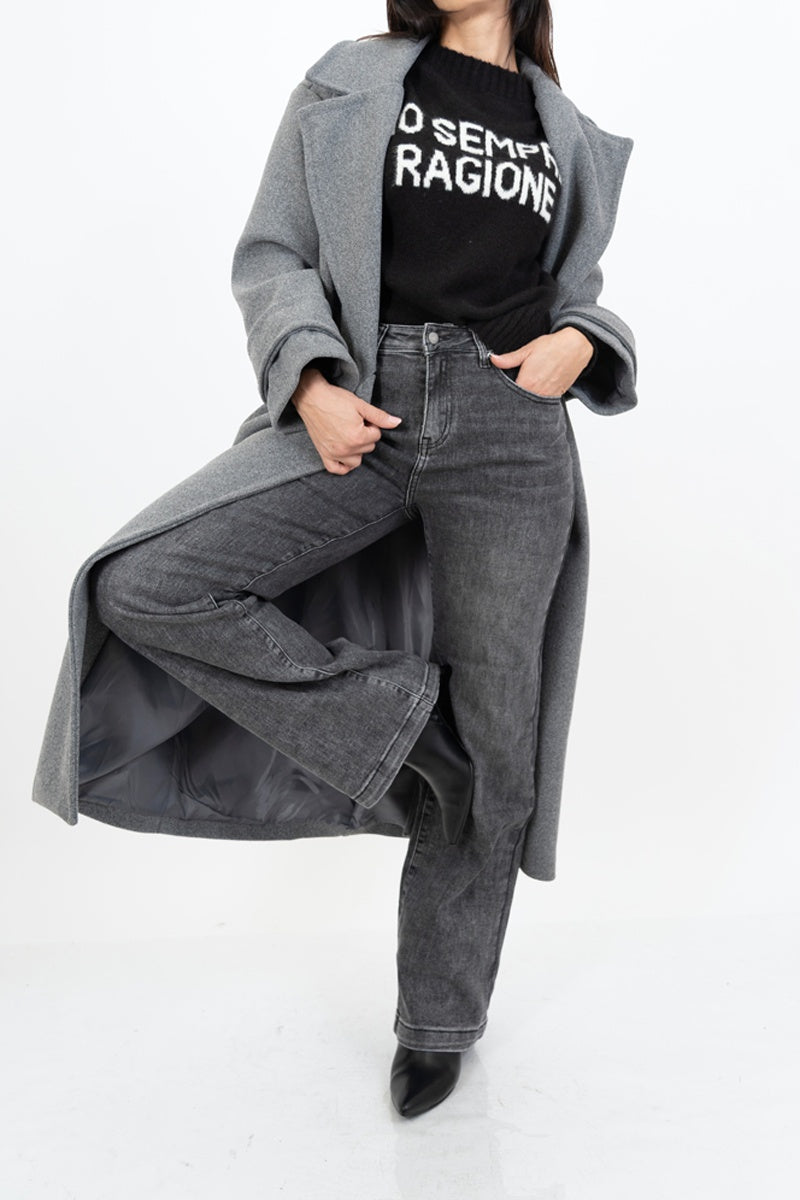 modella indossando Maglione girocollo con scritta “Ho sempre ragione” in misto lana Made in Italy colore