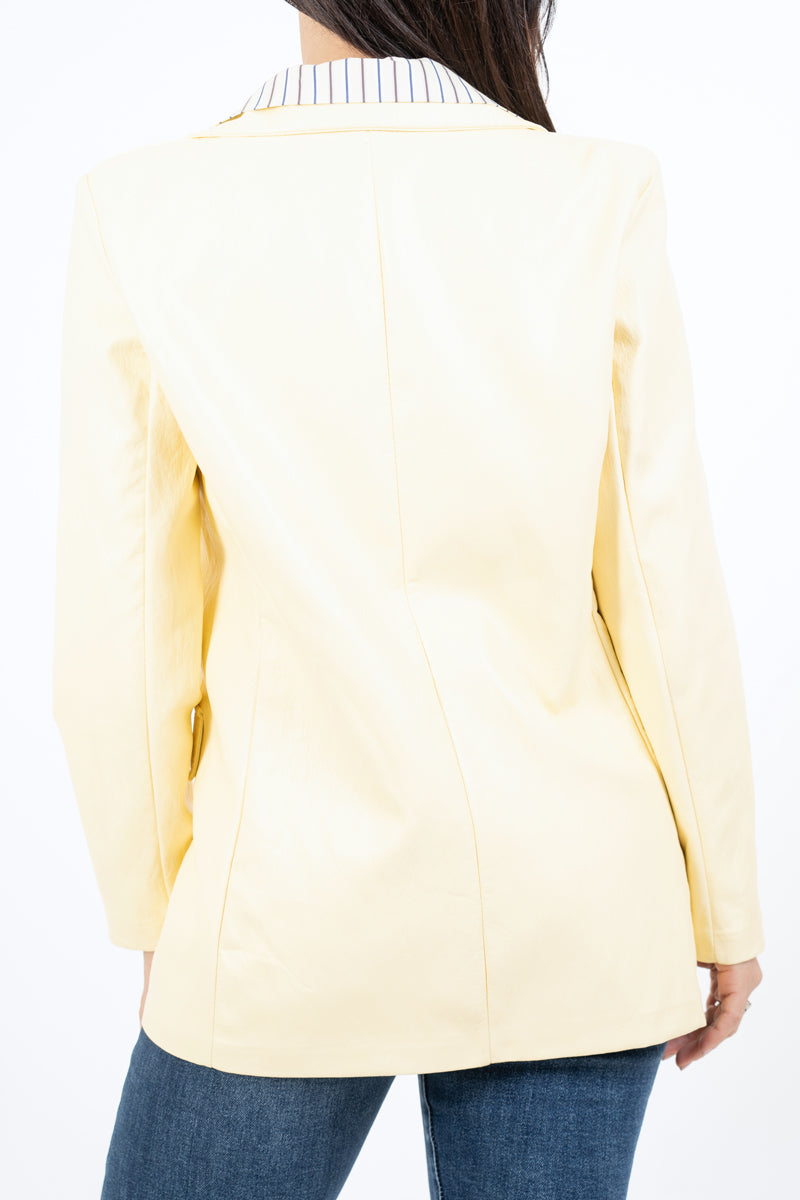 modella indossando Giacca ecopelle morbida con spalline e bottone colore