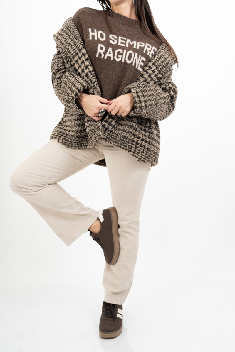 modella indossando Maglione girocollo con scritta “Ho sempre ragione” in misto lana Made in Italy colore