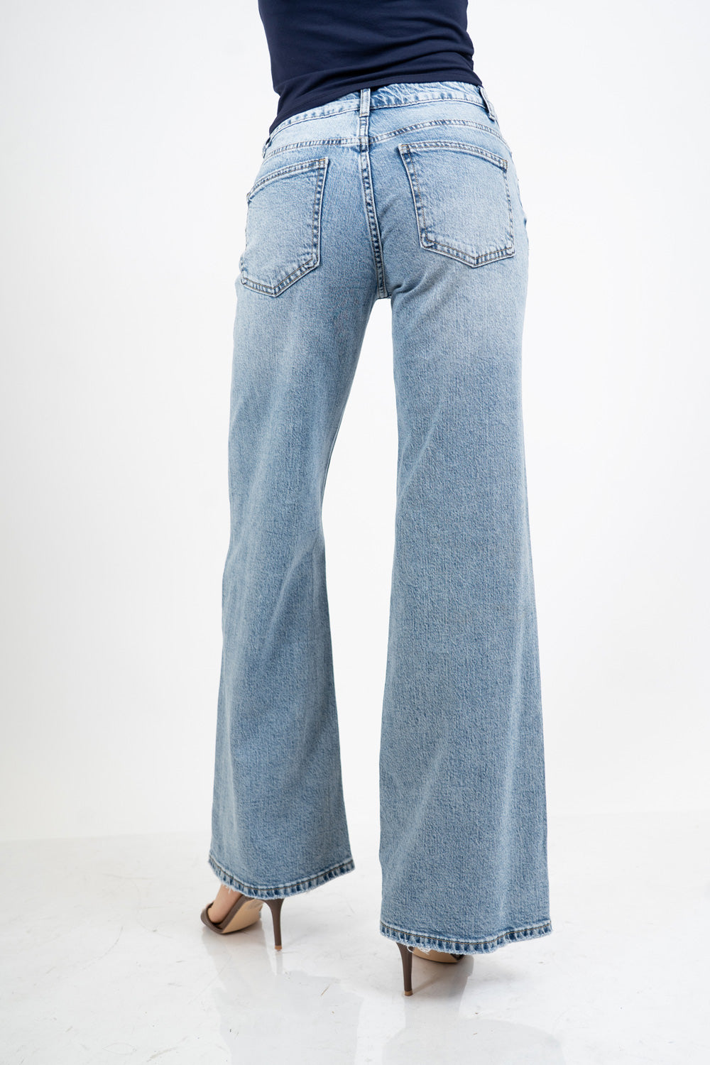 Jeans gamba dritta in denim leggero estivo a vita alta.