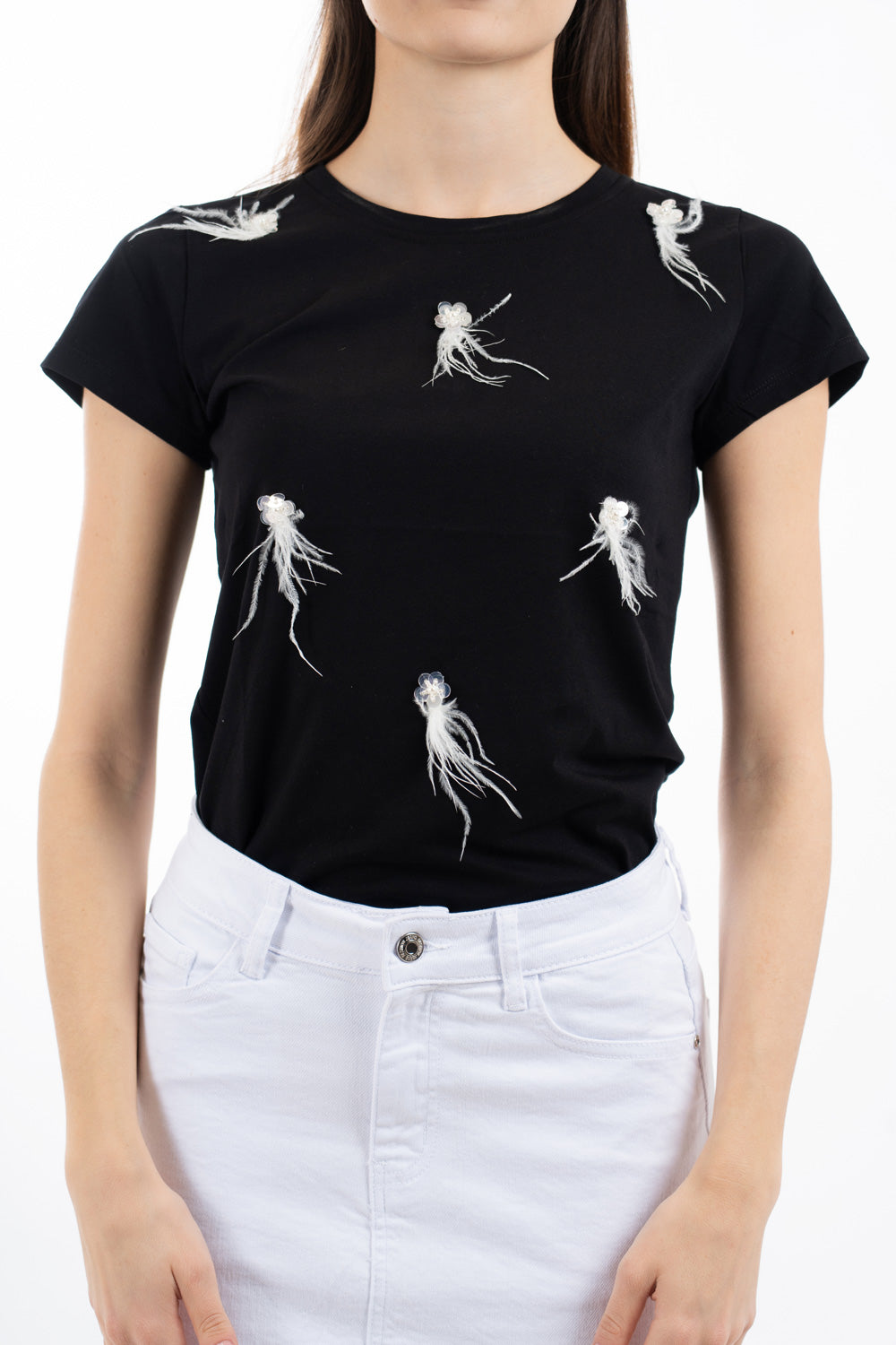 modella indossando T-shirt in cotone elasticizzato con applicazioni floreali e piume colore Nero Unica