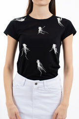 modella indossando T-shirt in cotone elasticizzato con applicazioni floreali e piume colore Nero Unica