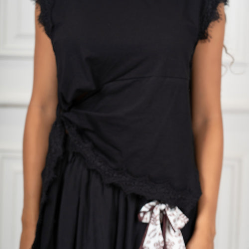 modella indossando Maglia Asimmetrica con Fusciacca e Pizzo colore Nero Unica
