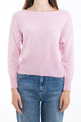 modella indossando Maglia Made in Italy con scollo ampio a barchetta e balza alta a costine colore Rosa Unica