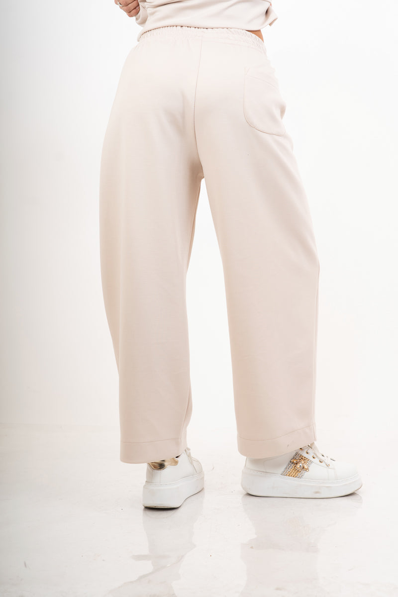 modella indossando Pantalone in misto viscosa con elastico in vita colore