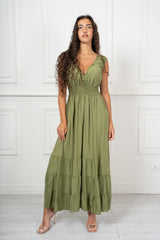 modella indossando Abito lungo romantico in viscosa con balze e arricciature colore Verde Lime Unica