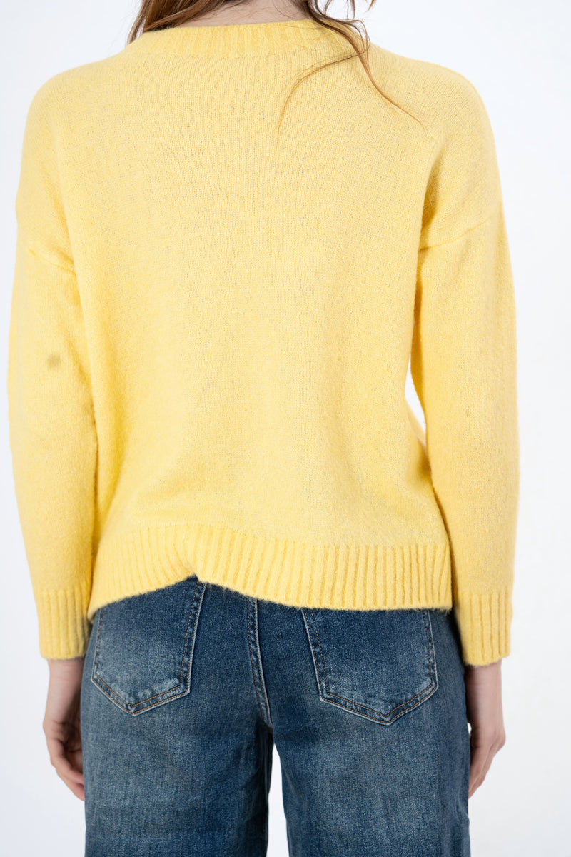 modella indossando Maglione girocollo con scritta “Bella e impossibile” in misto lana Made in Italy colore