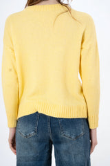 modella indossando Maglione girocollo con scritta “Bella e impossibile” in misto lana Made in Italy colore