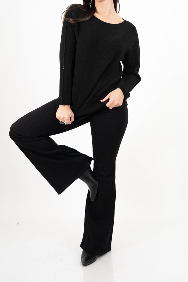 modella indossando Maglia over collo a barchetta con orlo stondato in viscosa colore