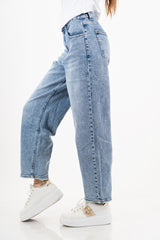 modella indossando Jeans cropped a gamba dritta con spacchetto – denim medio colore