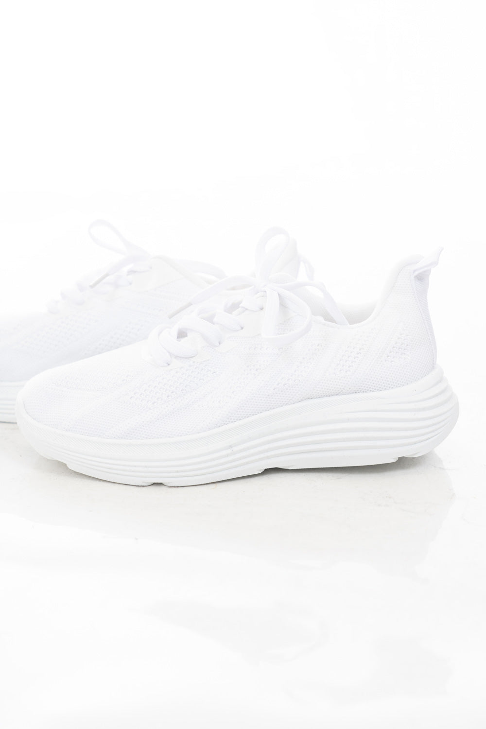 modella indossando Sneakers leggere in tessuto tecnico traspirante con suola platform colore