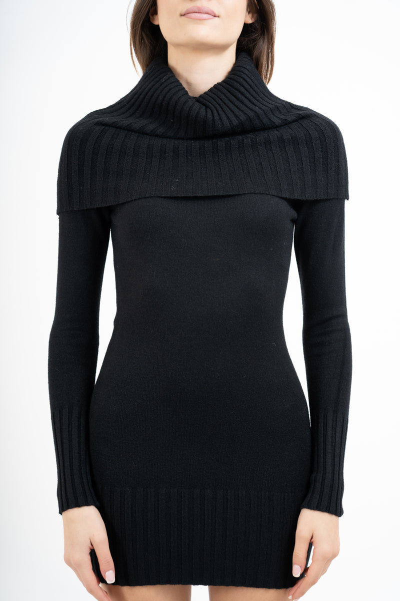 Abito in maglia con collo ampio a coste