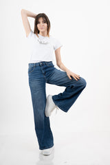 modella indossando Jeans flare soft-touch denim blu colore