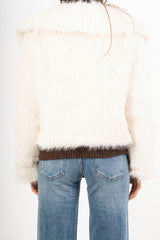 modella indossando Giacca in ecopelliccia morbida effetto volume colore