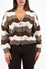 modella indossando Cardigan HeartWave in maglia tipo uncinetto colore