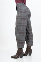 modella indossando Pantalone caldo in poliviscosa a Trama Scozzese Chic con elastico dietro colore