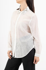 modella indossando Camicia over velata con colletto gioiello colore