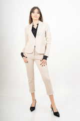 modella indossando Giacca beige elasticizzata due bottoni in misto cotone colore