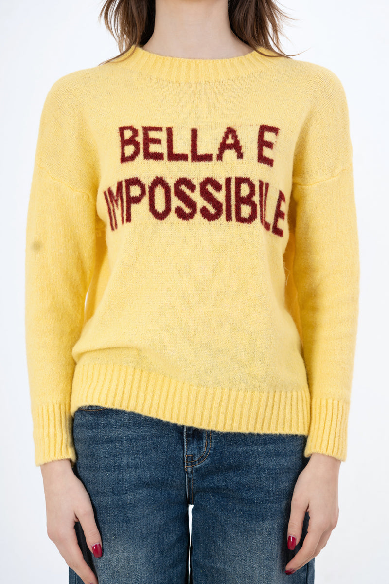 modella indossando Maglione girocollo con scritta “Bella e impossibile” in misto lana Made in Italy colore Gialla-Bordeaux Unica