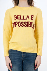 modella indossando Maglione girocollo con scritta “Bella e impossibile” in misto lana Made in Italy colore Gialla-Bordeaux Unica