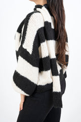 modella indossando Cardigan a righe in misto lana con sciarpa coordinata colore