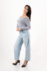 modella indossando Maglia SoftBarca – scollo spalle in viscosa elasticizzata colore