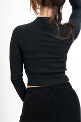 modella indossando Maglia a costine con scollo quadro e oblò con collare colore