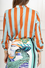 modella indossando Camicia Collo Coreana in Tencel a Righe Multicolor colore