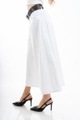 modella indossando Pantagonna bianco midi ampia in cotone elasticizzato con cintura inclusa colore Bianco