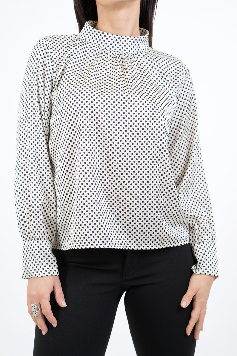 modella indossando Blusa in raso a pois con collo coreano e maniche arricciate colore PANNA Unica