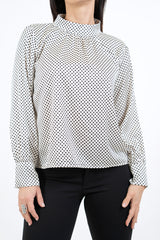 modella indossando Blusa in raso a pois con collo coreano e maniche arricciate colore PANNA Unica