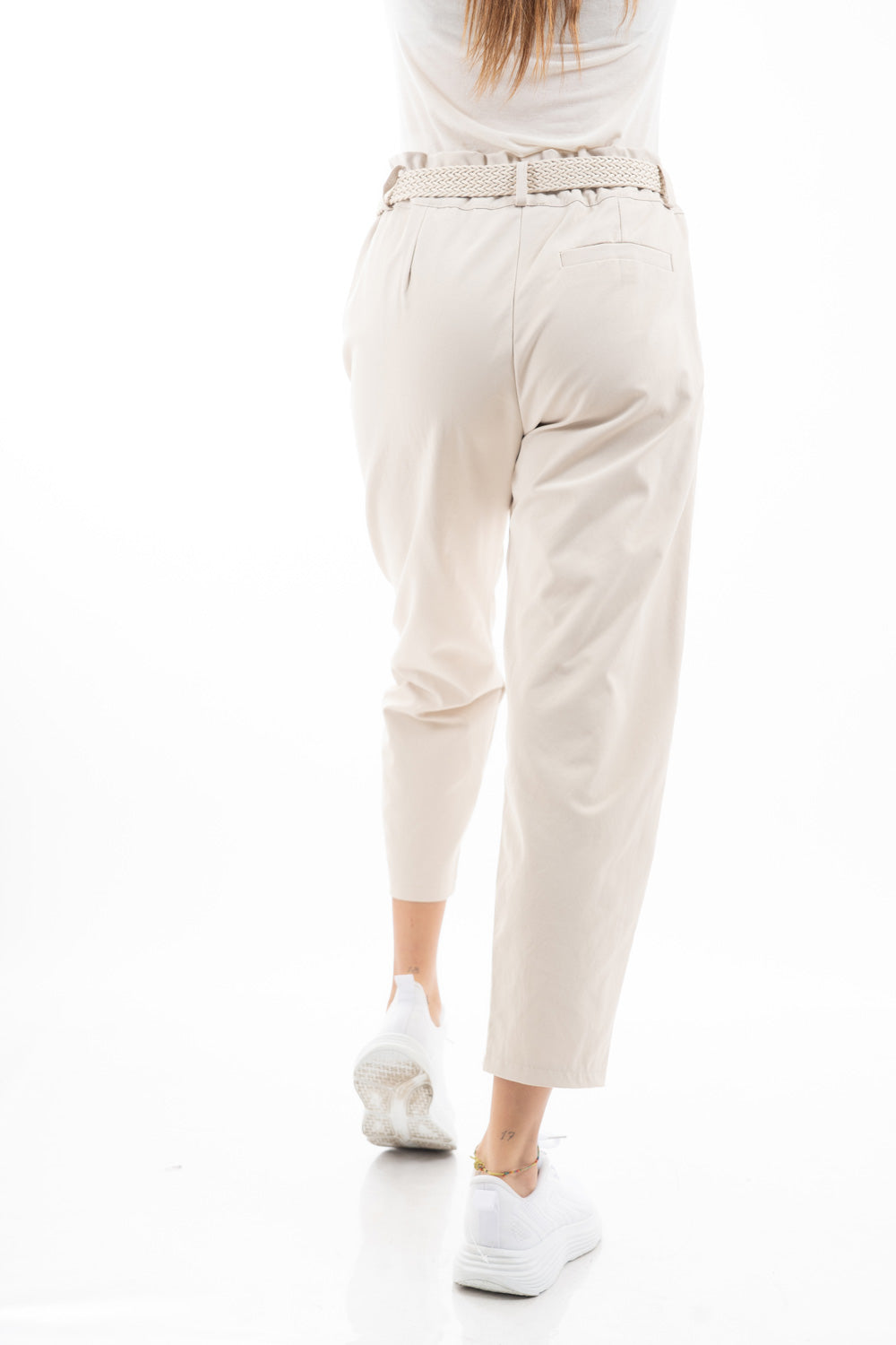 modella indossando Pantalone cropped vita alta con cintura intrecciata in tela canvas colore