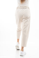 modella indossando Pantalone cropped vita alta con cintura intrecciata in tela canvas colore