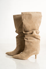 modella indossando Stivale morbido a punta con arricciature e tacco sottile sabbia colore