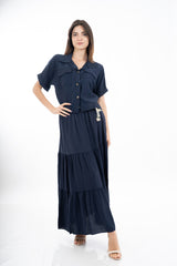 modella indossando Camicia corta con tasche in viscosa EasyWave con manica a pipistrello e bottoni effetto legno colore