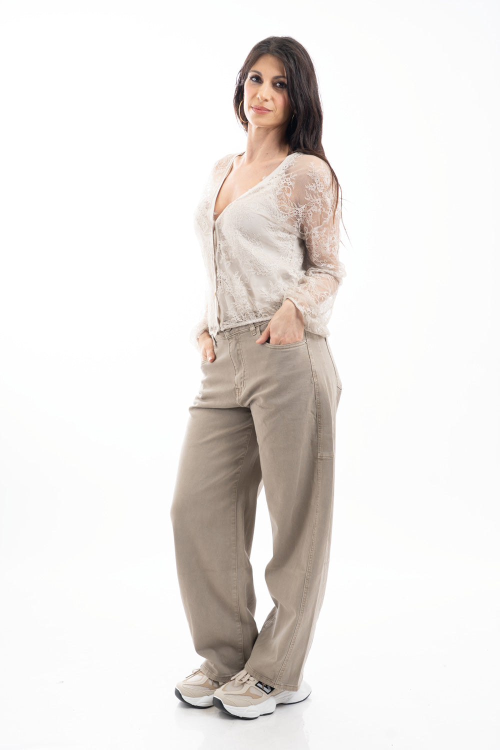 modella indossando Jeans barrel in denim con gamba ampia e cuciture strutturate colore