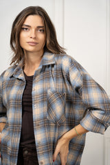 modella indossando Camicia Rivington Calder in flanella colore Beige-Celeste Unica