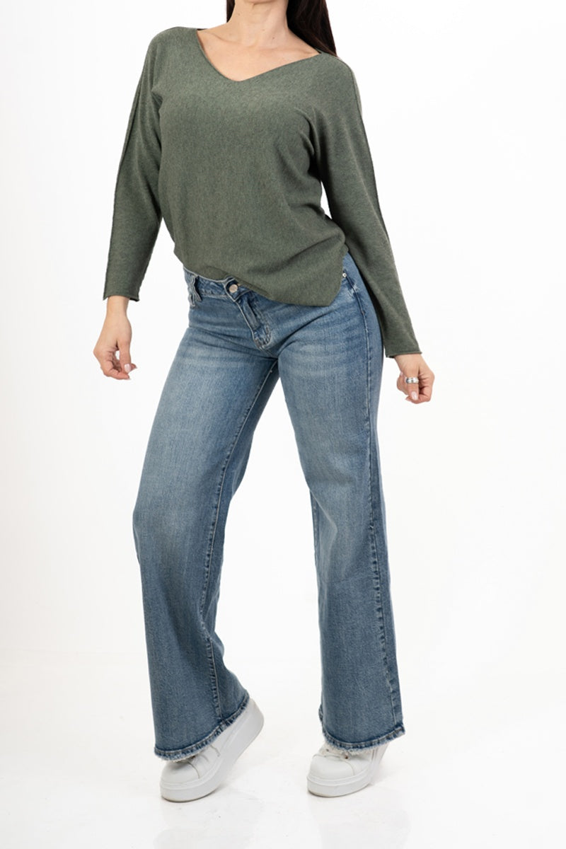 modella indossando Maglia over con scollo a V e orlo stondato in viscosa colore