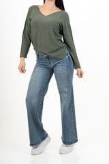 modella indossando Maglia over con scollo a V e orlo stondato in viscosa colore