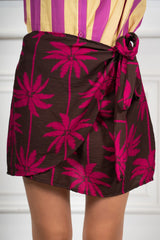 modella indossando Minigonna Portafoglio Fantasia Palme Fucsia Made in Italy colore