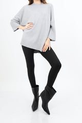 modella indossando Maglia lunga in misto viscosa con bottoni sul retro colore