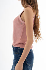 modella indossando Top canotta in microcostina di viscosa elasticizzata con strass degradé colore