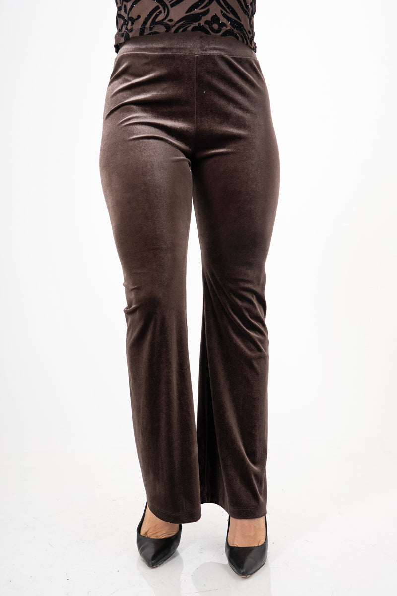 modella indossando Pantalone a zampa in velluto liscio elasticizzato colore